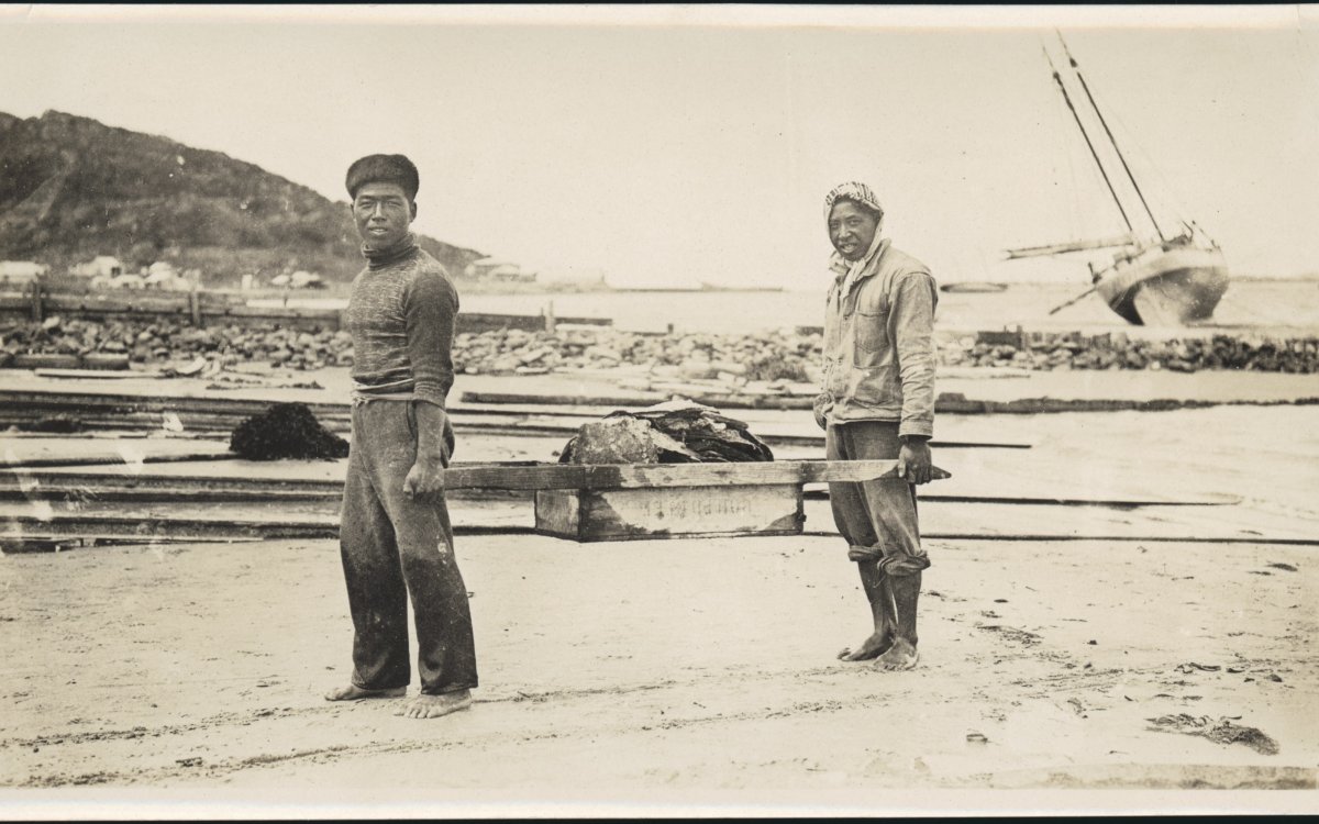 postcard depicting two pearl shellers carrying oysters between them